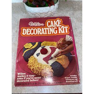 New Vintage Wilton Cake Decorating Kit With Clown Design - Includes Baking Pan &